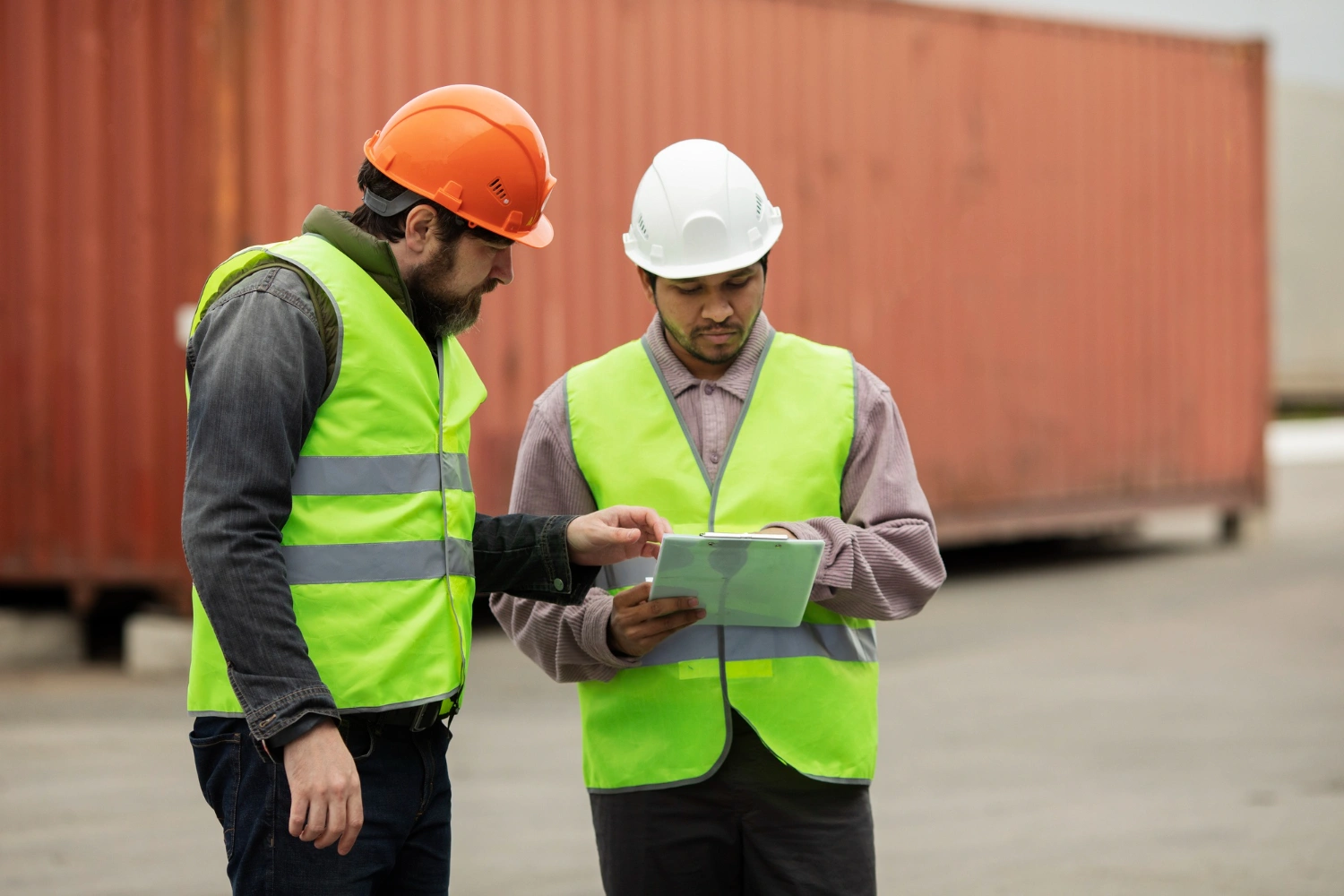 Proses Quality Control akhir dan mobilisasi aman unit alat berat ke lokasi operasional klien.