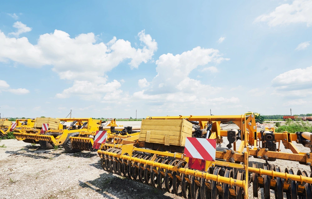 Barisan peralatan berat dan mesin industrial yang terparkir rapi dan siap didistribusikan.